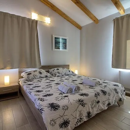 Mit Privatpool Fuer 8 Personen Ca 120 Qm In Mugeba, Istrien Istrische Riviera *