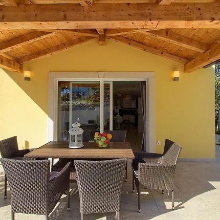 Holiday home Mit Privatpool Fuer 8 Personen Ca 120 Qm In Mugeba, Istrien Istrische Riviera